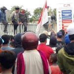 Aksi warga Manyar saat demo di Jebe Koko. foto: SYUHUD/ BANGSAONLINE