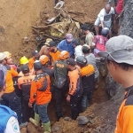 Petugas bersama warga saat megevakuasi koban tertimbun tanah longsor. (dok. Ist)