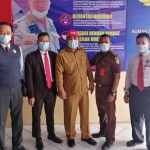 Camat Duduksampeyan Suropadi, didampingi pengacara Andi Fajar Yulianto beserta pengacara lain saat di Lapas Kelas II Banjarsari Kecamatan Cerme. foto: ist.