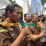 Kasi Intel Kejari Sampang saat menemui aksi AMSB. Foto: MUTAMMIM/BANGSAONLINE
