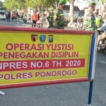 Polres Ponorogo bersama Kodim 0802 dan Satpol PP menggelar operasi yustisi pelanggar protokol kesehatan, Selasa (15/9/2020).