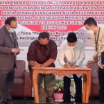 Bupati Jember, Hendy Siswanto, saat menandatangani MoU dengan pihak Perpusnas RI.