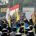 Ratusan mahasiswa saat demo menolak kenaikan harga BBM di gedung dewan.