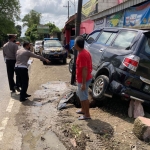 Kondisi minibus terperosok ke parit usai terlibat laka dengan pengendara motor.