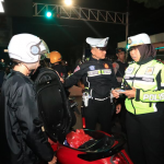 Petugas saat memeriksa surat-surat dan kendaraan salah satu warga dalam patroli harkamtibmas.