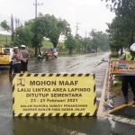 Petugas Satlantas Polresta Sidoarjo sedang melakukan penutupan jalan.