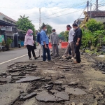 Komisi III DPRD Trenggalek saat sidak proyek Ngampon - Bendo. foto: HERMAN/ BANGSAONLINE