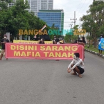 Massa yang tergabung dalam Aliansi Berantas Mafia Tanah saat menggelar demo di depan Kantor BPN Gresik. Foto: SYUHUD/BANGSAONLINE
