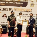 Ketua DPRD Gresik Much Abdul Qodir menyerahkan sertifikat kepada Wagub Emil Elestianto Dardak sebagai narsum dialog terbatas. Foto: SYUHUD/ BANGSAONLINE