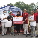 Pemberian bantuan dari Bank Jatim untuk pengungsi dan relawan erupsi Semeru di Lumajang.