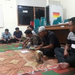 Sejumlah karyawan BPBD Pacitan saat menggelar selamatan.