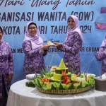 Pj Ketua TP PKK sekaligus Ketua Umum GOW Novita Bagus Alit,(nomor 2 dari kiri) saat menyerahkan potongan tumpeng kepada Ketua Perwosi Ferry Silviana.