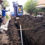 Proses pemasangan pipa distribusi sekunder di Desa Arjosari.