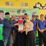 H. Syafiuddin Asmoro menyerahkan bantuan kepada Pinky Hidayati, S.Psi., M.Psi., Ketua UPT PSBR Pamekasan. 