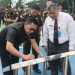 Kajati Jatim Sunarta meresmikan Lapangan Futsal dan Tenis yang berada di halaman depan Gedung Kejati Jatim, Senin (7/10).