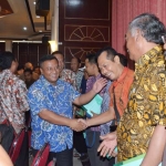 Bupati MKP menyalami para kepala desa. Ia berharap ADD mendongkrak kemajuan desa. Foto: Yudi Eko P/BANGSAONLINE

