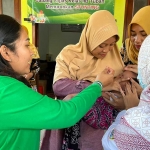 Pipas Lapas Tuban saat melaksanakan pemberian vitamin dan imunisasi pada kegiatan pencegahan stunting. Foto: Ist.