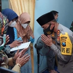 Kapolda Jatim Irjen Pol Nico Afinta menyampaikan duka mendalam atas peristiwa yang menimpa para keluarga korban KRI Nanggala 402. Ucapan dukacita itu disampaikan lewat para Kapolres di 11 daerah seluruh Jawa Timur. Tampak salah seorang kapolres takziah ke rumah duka korban KRI Nanggala 402. foto: ist