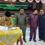 Penandatanganan nota kesepakatan KUA PPAS P-APBD Tahun Anggaran  2022 oleh Bupati Situbondo Karna  Suswandi dan pimpinan DPRD Situbondo, Senin (29/8/2022). Foto: bangsaonline.com