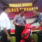 Kasubag Humas Polres Sidoarjo AKP Samsul Hadi dan Kasat Reskrim Polres Sidoarjo AKP Ayub Diponegoro Azhar didampinggi Kanit Pidum Polres Sidoarjo Ipda Hafidz Dian Maulida mnyerahkan BB sepeda motor ke pemiliknya, kemarin. foto : nanang ichwan/BangsaOnline.com