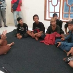 Sejumlah anak punk saat melakukan aktivitas belajar bahasa Inggris di Rumah Karya. foto: ARIF KURNIAWAN/ BANGSAONLINE