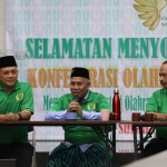 Ketua PWNU Jatim, KH Marzuqi Mustamar, saat melaunching proses awal pendirian organisasi Konfederasi Olahraga Nahdlatul Ulama di kantor KONI Jatim. Foto: Ist