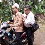 Irwan Setiawan membonceng sepeda motor untuk menyambangi daerah yang tak bisa dilewati kendaraan roda empat. foto: Irwan Setiawan for BO