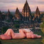 Patung Raksasa KAWS Hadir di Candi Prambanan Hingga Akhir Agustus 2023, Ini Harga Tiketnya. Foto: Ist