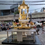 Hampir di setiap pusat keramaian ada tempat ritual Budha, termasuk di pusat perbelanjaan atau mall di Bangkok Thailand. Foto: M Mas