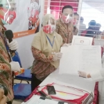 Ipuk saat menyerahkan berkas pendaftaran ke KPU.