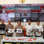 Konferensi pers Polres Batu terkait pengungkapan kasus aborsi yang dilakukan pasangan kekasih yang bekerja di sebuah Hotel di jalan Trunojoyo