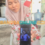 Siti Humairoh, ibu korban menunjukkan foto D semasa hidup. Foto: Rusmiyanto/BANGSAONLINE