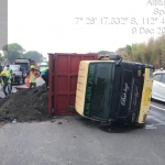 Kondisi trukyang terguling sempat mengakibatkan kepadatan jalan arah Sidoarjo-Waru.