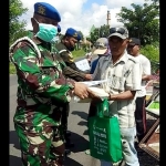 Dansubdenpom memberikan bantuan sembako terhadap masyarakat yang kurang mampu di wilayah kerjanya.