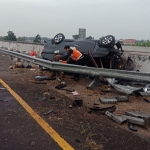 Petugas saat mengevakuasi bangkai mobil yang terlibat kecelakaan tunggal di Tol Jombang-Mojokerto (Jomo).