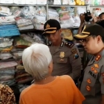 Kapolres Pasuruan Kota AKBP Dony Alexander saat mengecek stok masker di salah satu toko waralaba. Petugas mendapati harga masker yang melambung hingga Rp 250 ribu.