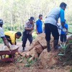 Gotong royong lintas sektoral saat evakuasi tanah longsor di Ngrayun.