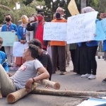 Mahasiswa dan sejumlah warga Blitar Selatan saat menggelar aksi teatrikal memprotes alih fungsi lahan.