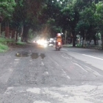 Tampak gerusan aspal jalan yang sangat membahayakan para pengendara motor khususnya.