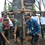 Aslog  Kepala Staf Angkatan Darat (KASAD),  Mayjen TNI Gadang Pambudi saat meninjau lokasi kegiatan TNI Manunggal Membangun Desa (TMMD) di Desa Ngabetan Kc.Cerme. foto: syuhud/ bangsaonline.com