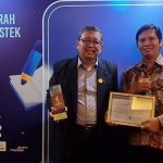 Rektor Unusida, Fatkul Anam (kiri) saat menerima penghargaan Anugerah Diktiristek 2023. Foto: Ist