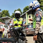 Petugas gabungan saat melakukan razia. Foto: AAN AMRULLOH/ BANGSAONLINE