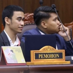 Inilah dua mahasiswa Universitas Indonesia (UI) yang telah ikut menyelamatkan demokrasi. Ahmad Alfarizy dan Nur Fauzi Ramadhan pemohon prinsipal saat mengikuti sidang pengucapan putusan uji materiil Undang-Undang tentang Pemilihan Kepala Daerah, Kamis (29/02) di Ruang Sidang MK. Foto Humas MK