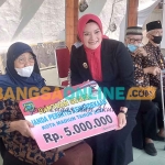 Wakil Wali Kota Madiun, Inda Raya Ayu Miko Saputri, memberikan bantuan kepada janda perintis kemerdekaan. Foto : Hendro Suhartono/BANGSAONLINE.com