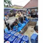 ribuan liter miras yang sedang dimusnahkan petugas. foto: soewandhito/harian bangsa