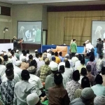 Para CJH asal Tuban saat mendengarkan ceramah tentang haji. foto: SUWANDI/ BANGSAONLINE