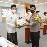 Kapolda Jatim Irjen Pol Nico Afinta membagikan sebanyak 1.287.000 masker secara simbolis saat me-launching "Gerakan Santri Bermasker".