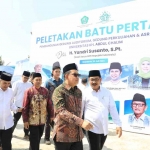 Penjabat (Pj) Gubernur Jawa Timur Adhy Karyono saat menghadiri grounbreaking gedung auditorium Universitas KH. Abdul Chalim (UAC) Pacet Mojokerto, Sabtu (20/7/2024). Foto: devi