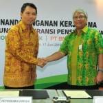 Direktur  Utama PG, Nugroho Christijanto dan Direktur Utama BNI Life,  Insurance Budi Tampubolon saat teken kerjasama di Kantor Pusat PG, Gresik. foto: SYUHUD/ BANGSAONLINE