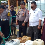 Polres Blitar melakukan bakti sosial dengan memberikan bantuan air bersih ke sejumlah wilayah di Blitar selatan. 